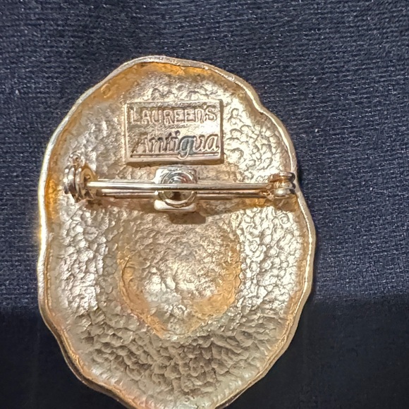 Vintage Gold Lion Head Pin with Emerald Eyes - Picture 4 of 5